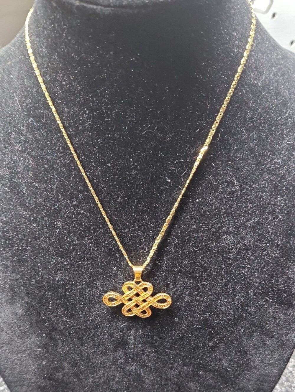 Marked And Unmarked Gold-tone Bundle - Picture 7 of 14